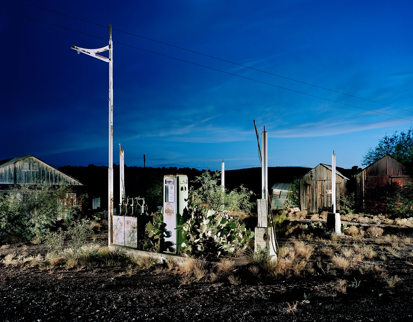 beleuchtete Tankstelle in der Ghost Town Cordes in Arizona in der Abenddämmerung