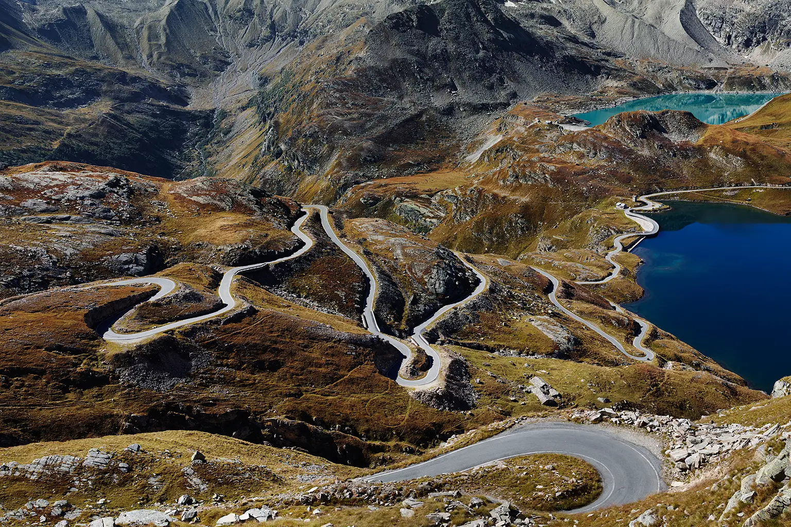 Nivolet-Pass-Straße mit Südrampe, Serpentinen und Stauseen im alpinen Nationalpark Gran Paradiso