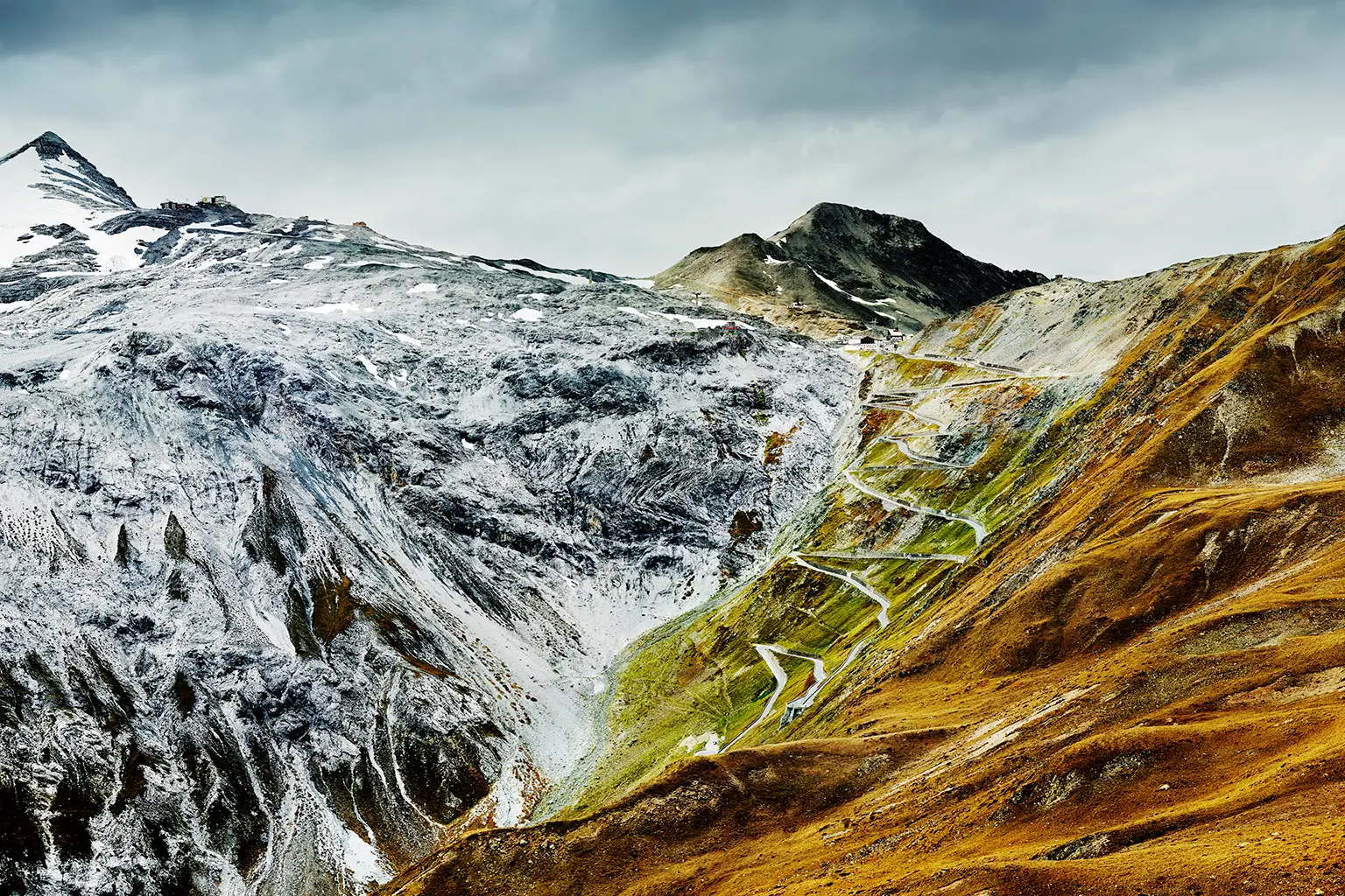 Ostrampe der Stilfser-Joch-Straße mit 48 Serpentinen in herbstlicher, alpiner Hochgebirgslandschaft