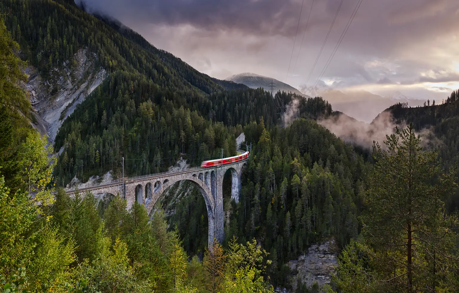 Zug überquert das Wiesener Viadukt der Rhätischen Bahn